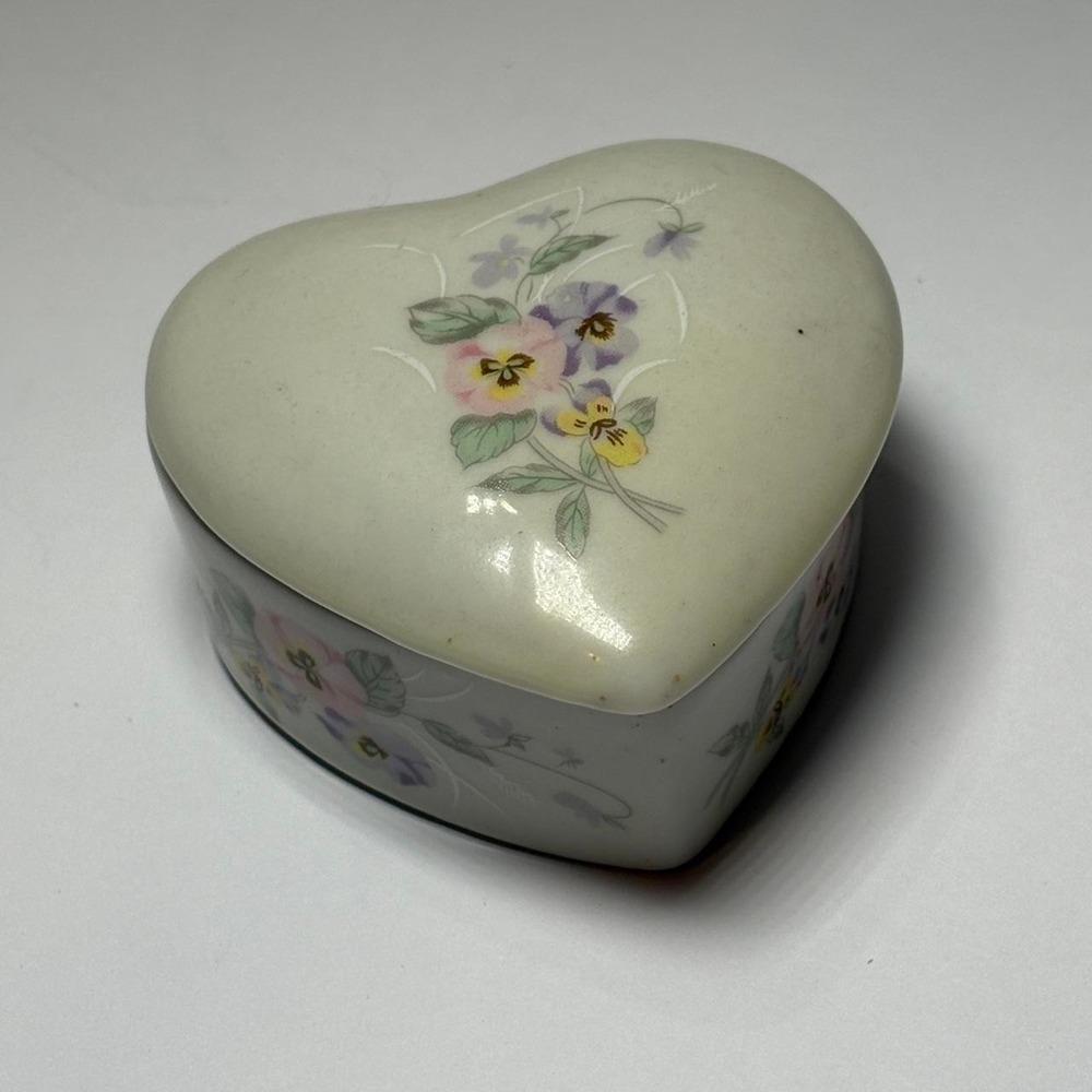 Vintage Russ Berrie Heart Porcelain Trinket Box 4935 Pansy Floral Taiwan Sticker